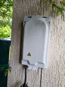 mufa światłowodowa na elewacji